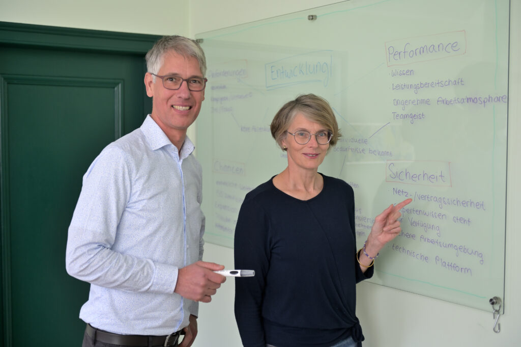 Jost und Sibylle Elliesen am Whiteboard